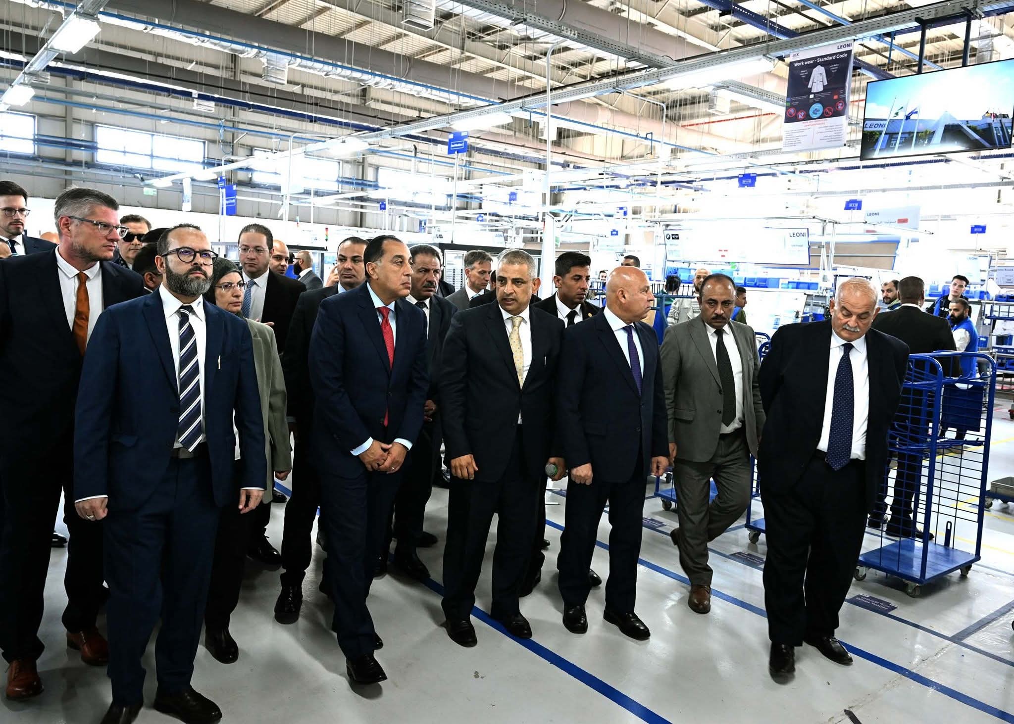 رئيس الوزراء يتفقد عدداً من أقسام مصنع ليونى مصر بمدينة بدر