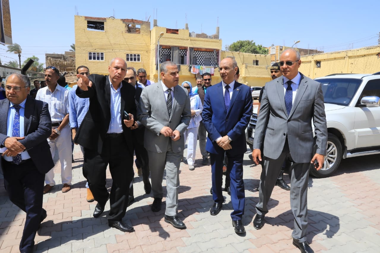 محافظ سوهاج يتفقد مشروعات تطوير الريف المصري 