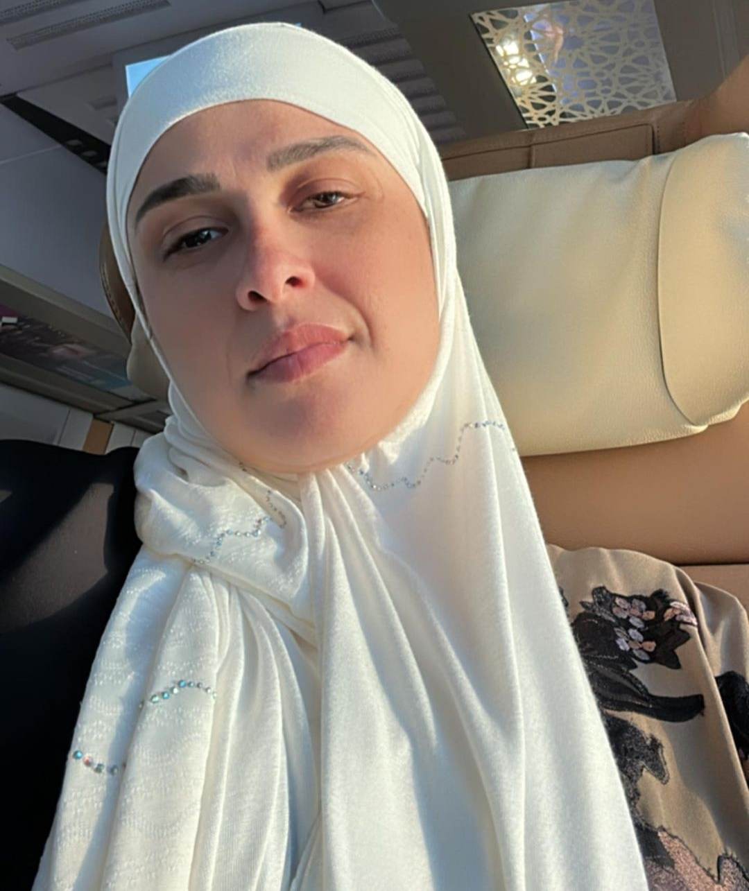 ياسمين عبد العزيز تؤدي مناسك العمرة بعد نجاح مسلسلها الرمضاني ضرب نار