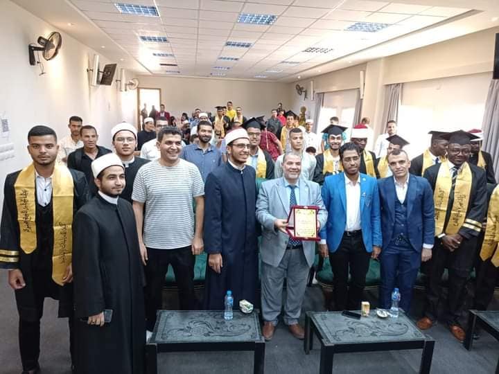 تكريم اوائل الخريجين بكلية الدراسات الاسلامية بالقاهرة