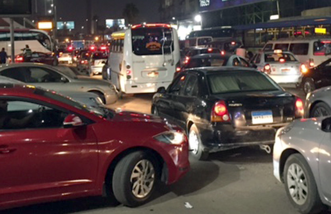 زحام مروري بالشوارع والميادين في فترة الذروة المسائية