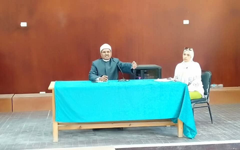 رئيس المنطقة يجتمع مع العاملين بديوان عام منطقة السويس الأزهرية 