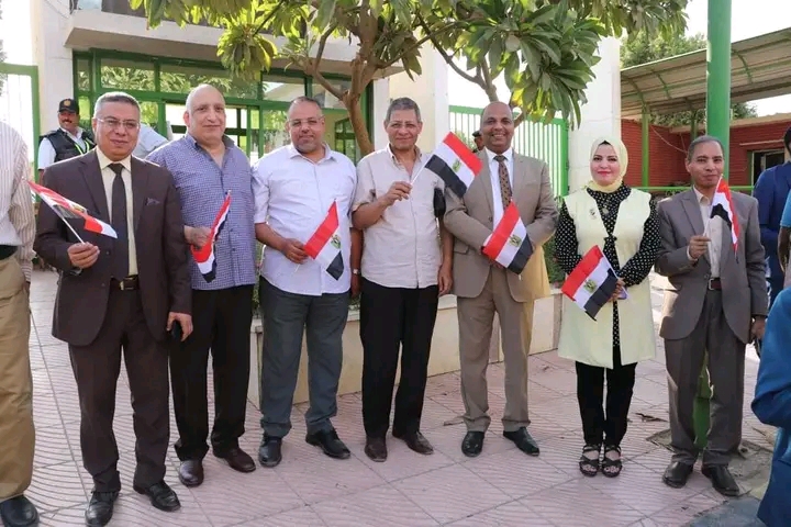 بالصور.. رئيس جامعة سوهاج وطلابها يؤيدون ترشح السيسي لفترة رئاسية جديدة