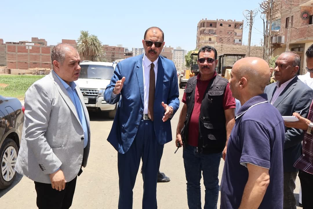 محافظ سوهاج يتفقد رصف طريق 