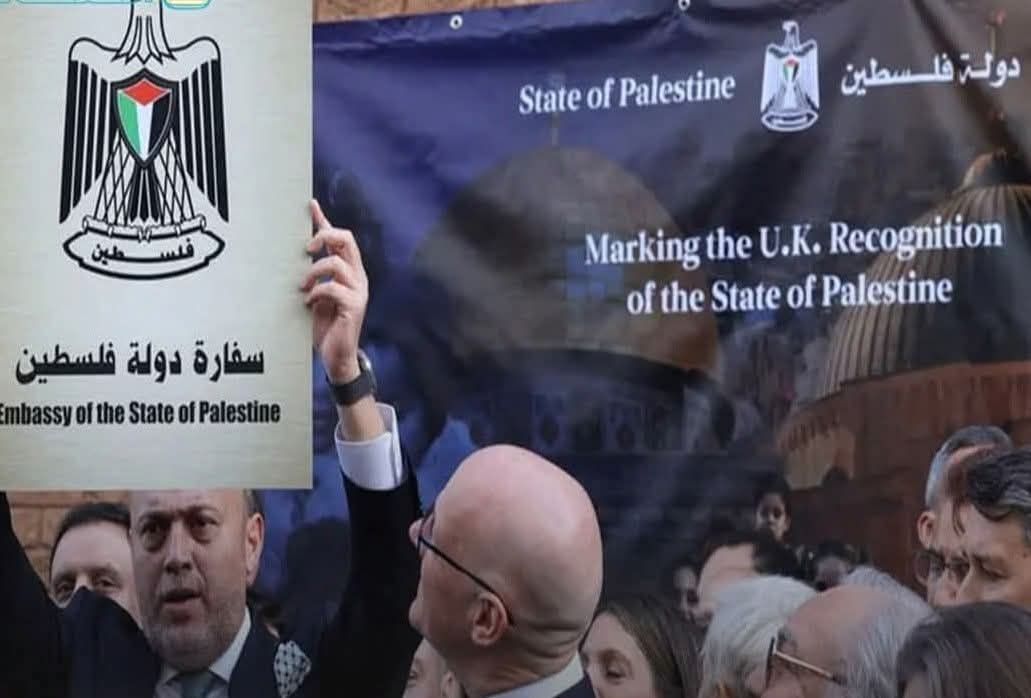 لحظة رمزية بعد الاعتراف التاريخى.. العلم الفلسطينى يرفرف فوق بعثة فلسطين فى لندن