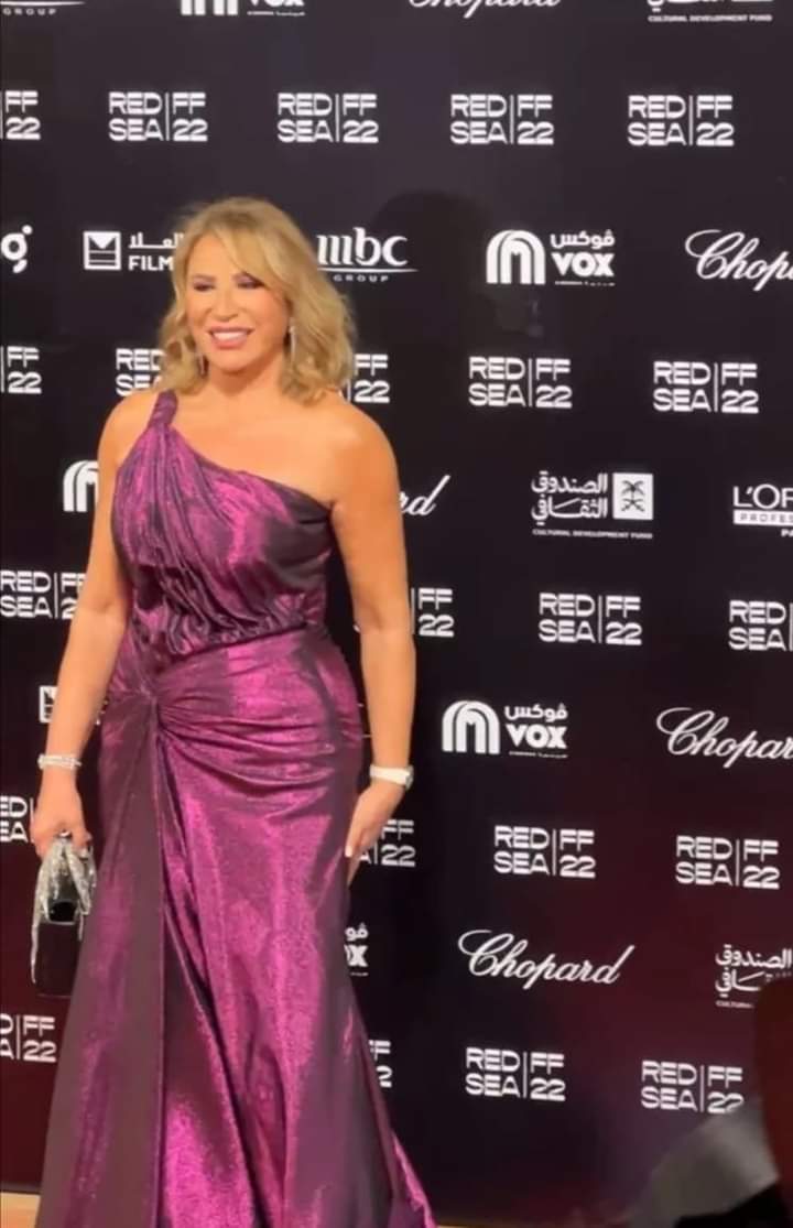 يسرا الأجمل .. إطلالات الفنانات بعد الخمسين بمهرجان البحر الأحمر السينمائي