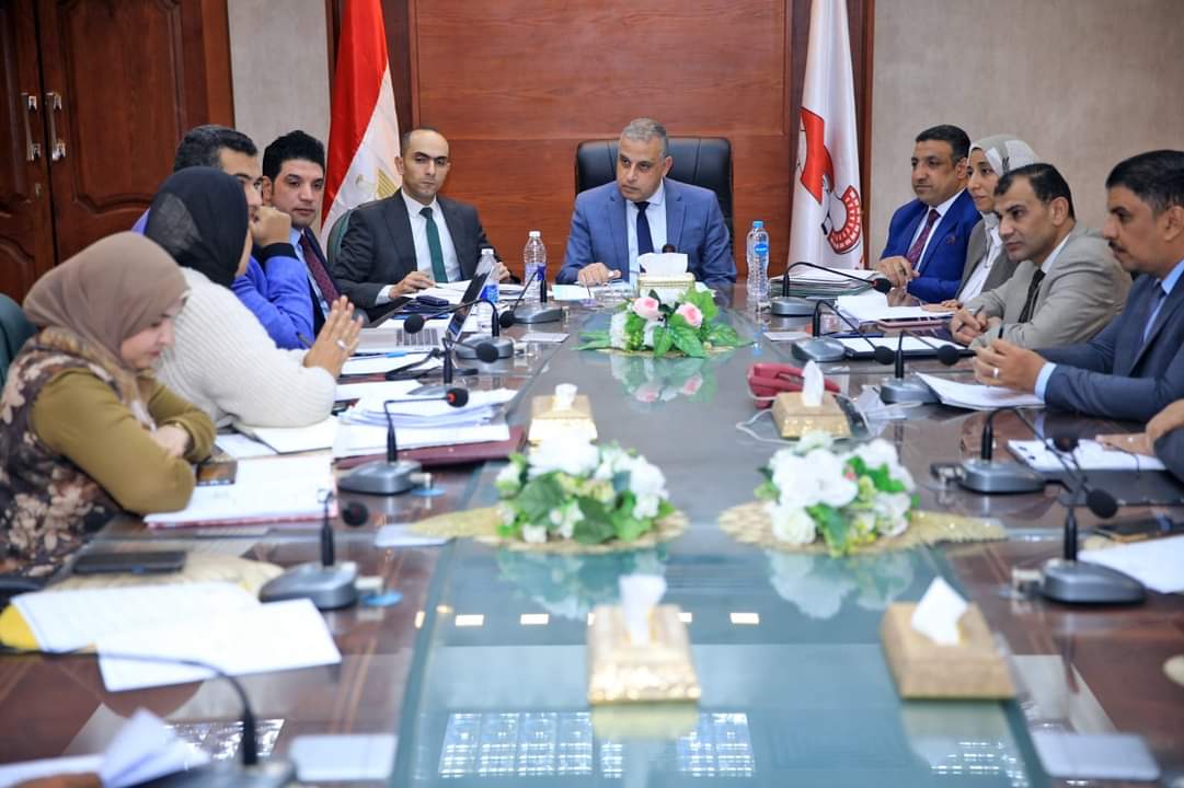 محافظ سوهاج يترأس الاجتماع الدوري للجنتي مراجعة تراخيص أعمال البناء وحوكمة منظومة العمران