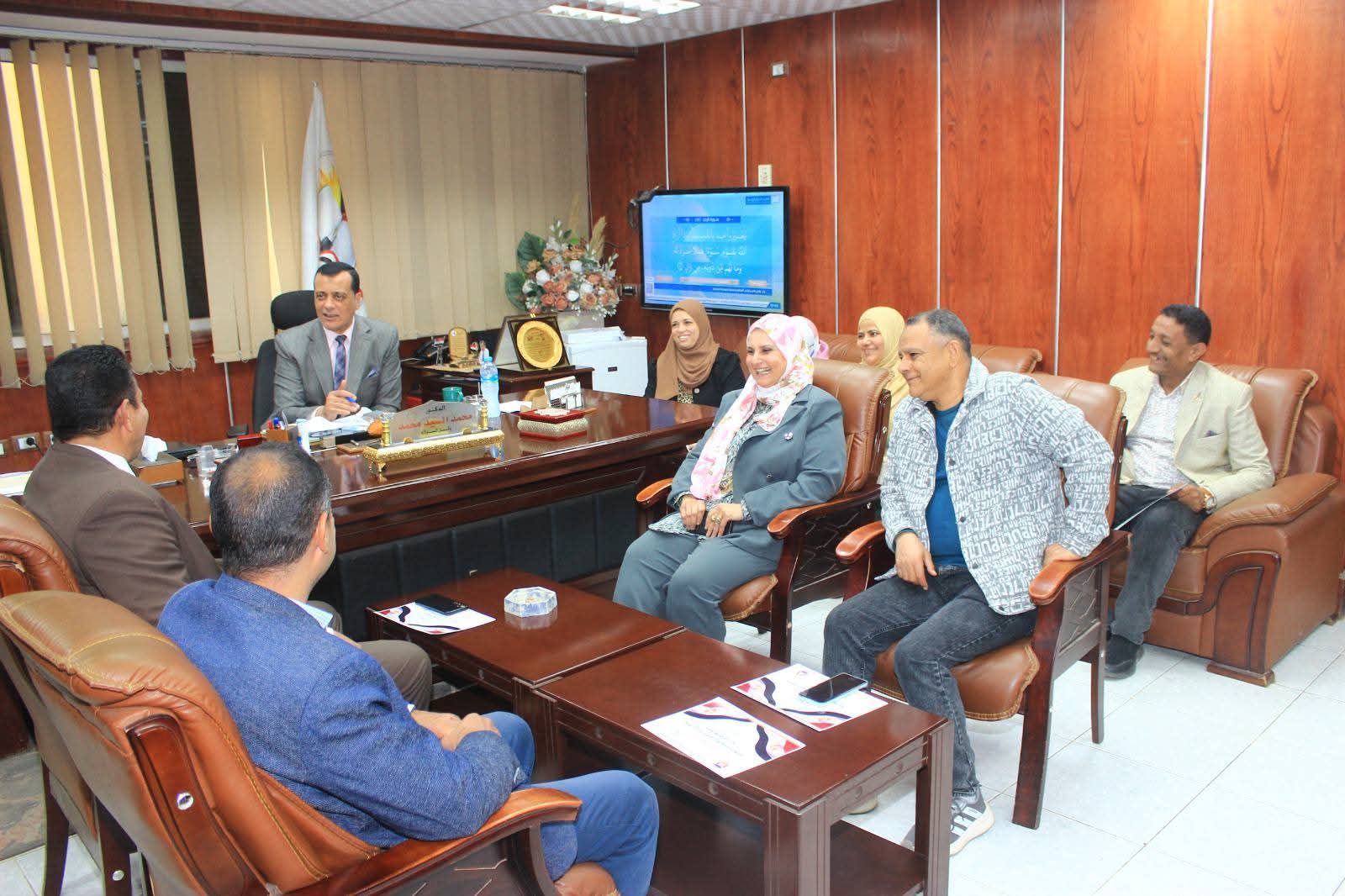 وكيل وزارة التربية والتعليم بسوهاج يكرم إدارة الاتصال السياسي بسوهاج