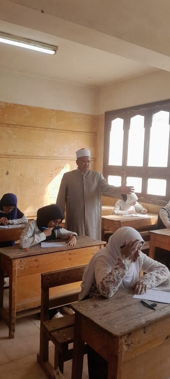 رئيس الإدارة المركزية لمنطقة بنى سويف الأزهرية يتفقد لجان امتحانات الشهاده الثانويه الأزهريه 