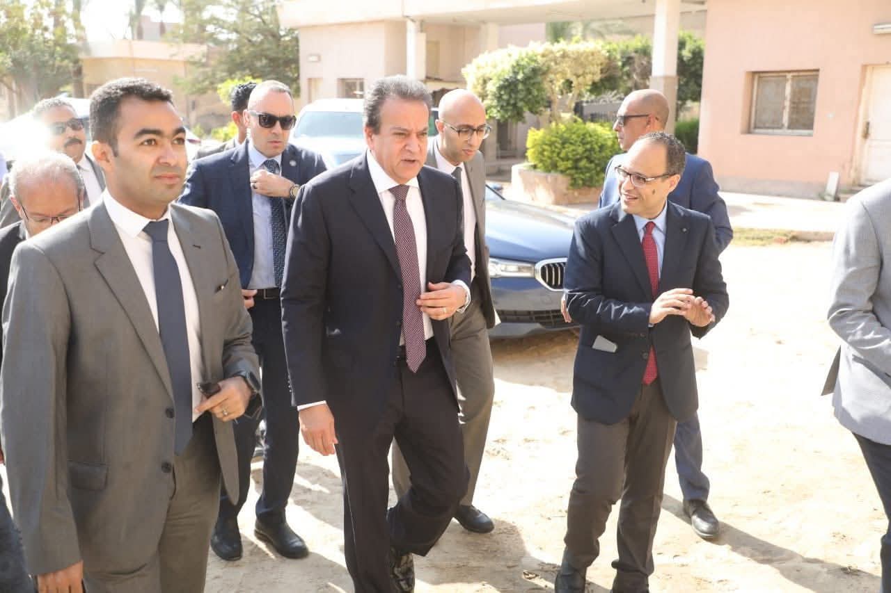 وزير الصحة يقوم بجولة ميدانية لعدد من المنشأت الطبية بحلوان