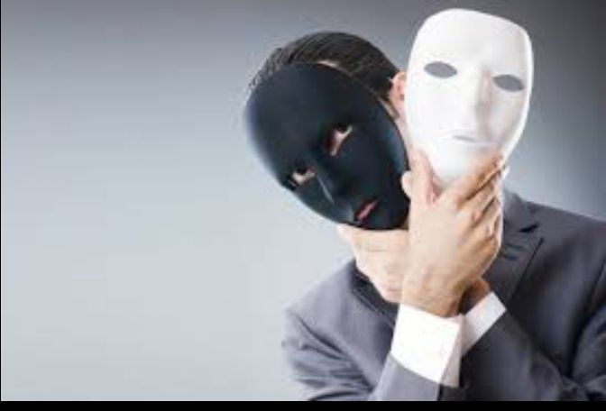 صوَر مزيفة.. وأقنعة تذوب عند الحقيقة