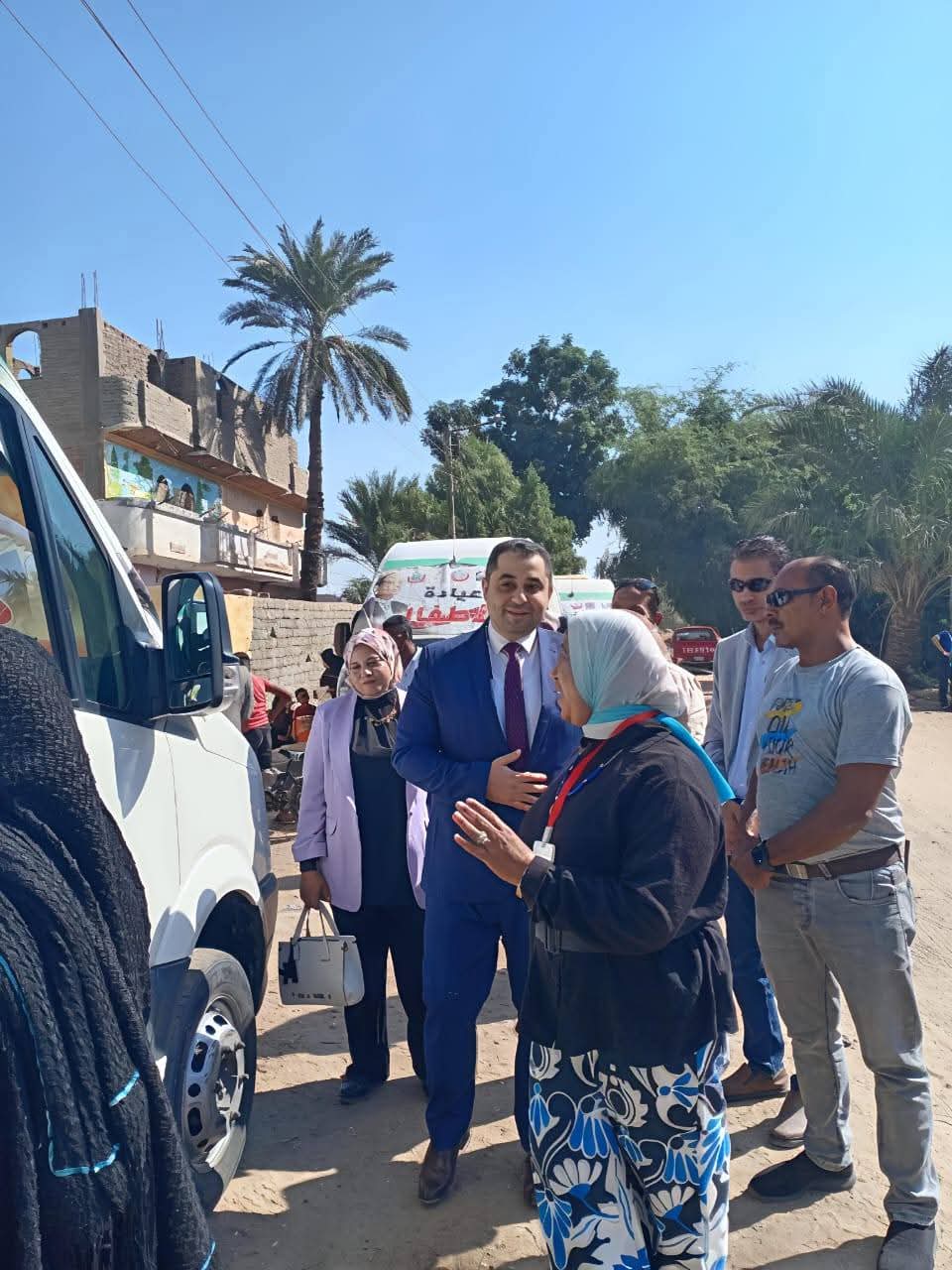 مدير الشؤون الصحية بقنا يتفقد قافلة الطبية بالحُجيرات