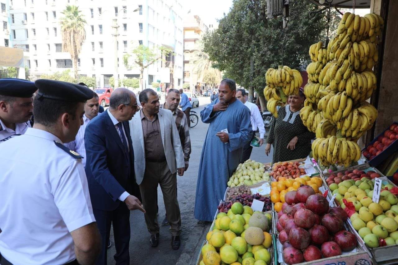 محافظ المنيا يقود حملة مكبرة لتفقد الأسواق والمخابز ومراجعة تراخيص البناء وأعمال النظافة والاشغالات