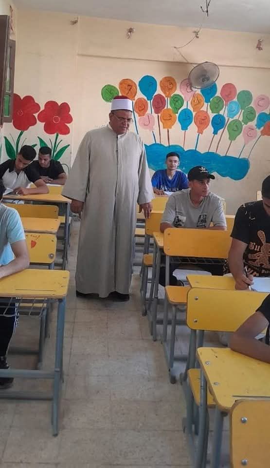 رئيس منطقة بني سويف الأزهرية يتفقد امتحانات الثانوية في يومها الثاني