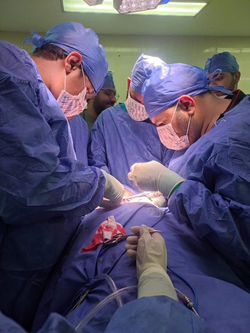 فريق طبي بمستشفي سوهاج الجامعي الجديد ينجح في إنقاذ شاب تعرض لعدة طعنات بالرقبة والظهر