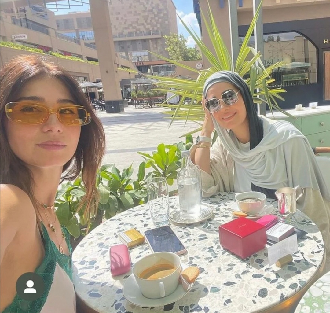 تشبهها كثيرا ٠٠ حلا شيحة تظهر بالحجاب برفقة شقيقتها الصغرى مايا