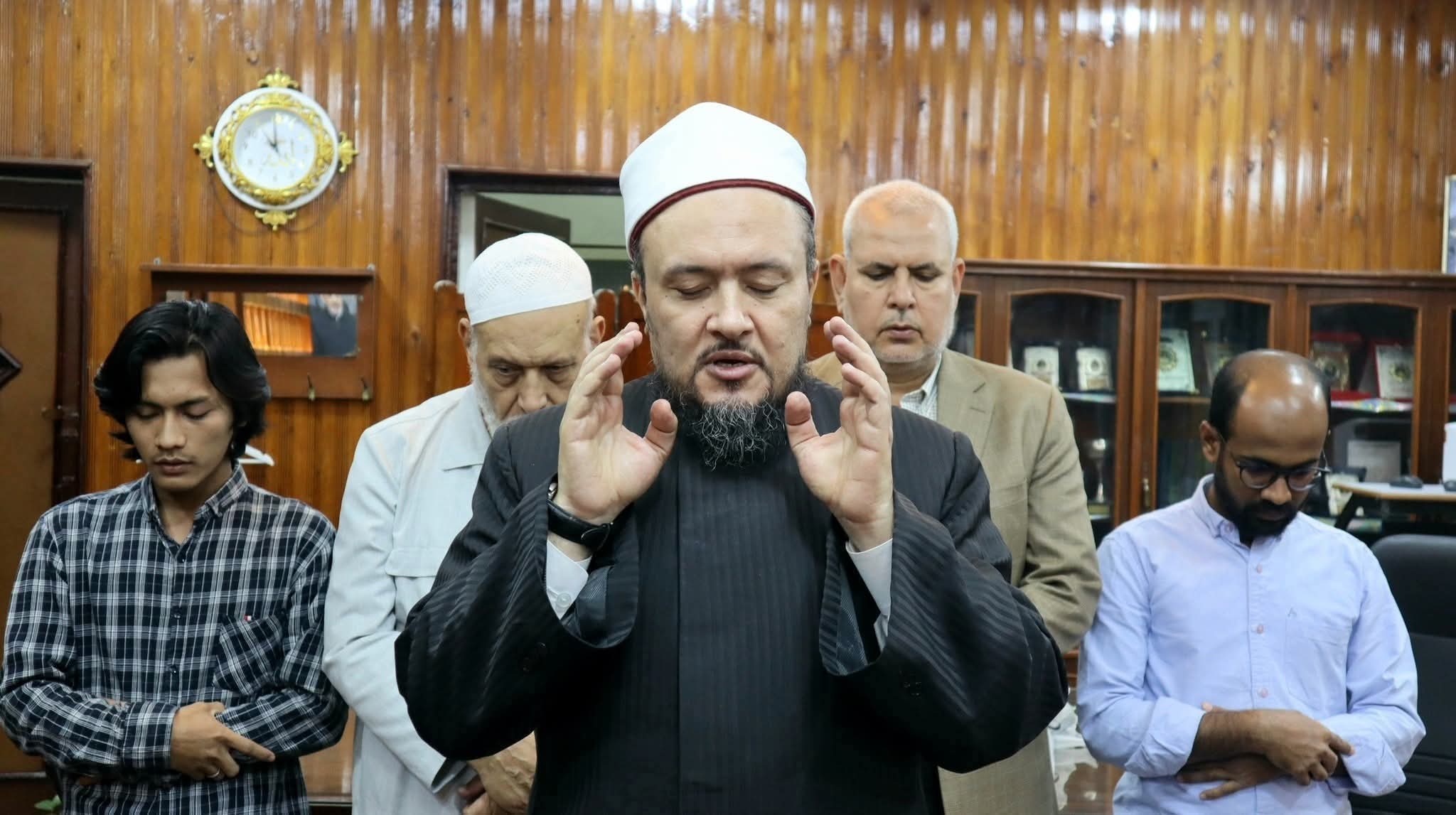 عميد يواسي طالباً إندونيسياً منهاراً بعد وفاة والده ويقيم صلاة الغائب داخل مكتبة