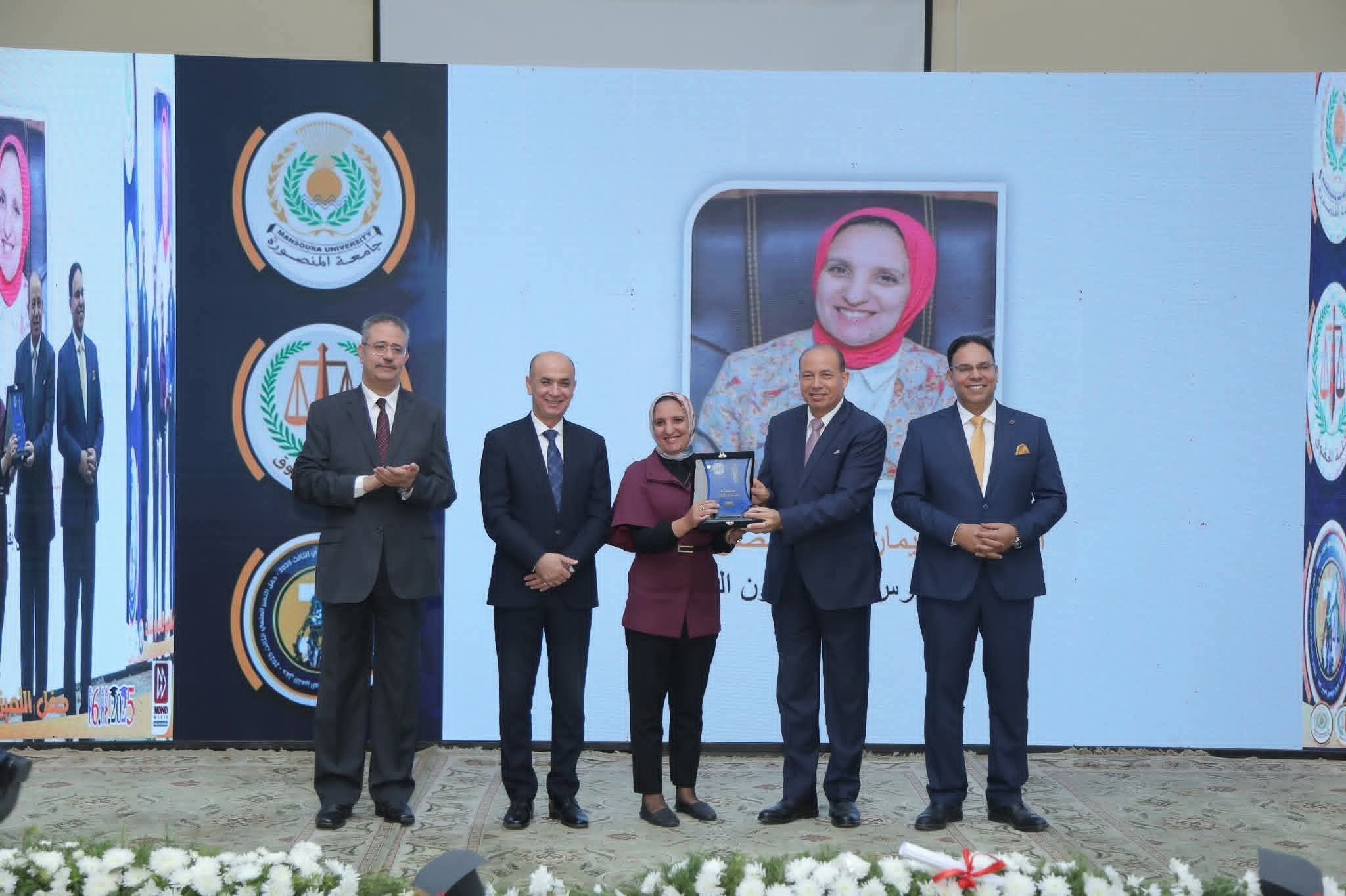 تكريم الدكتورة إيمان حسني في يوم التميز العلمي الثالث بكلية الحقوق – جامعة المنصورة: احتفاءٌ بعطاءٍ أكاديمي ورحلةٍ من الإخلاص العلمي