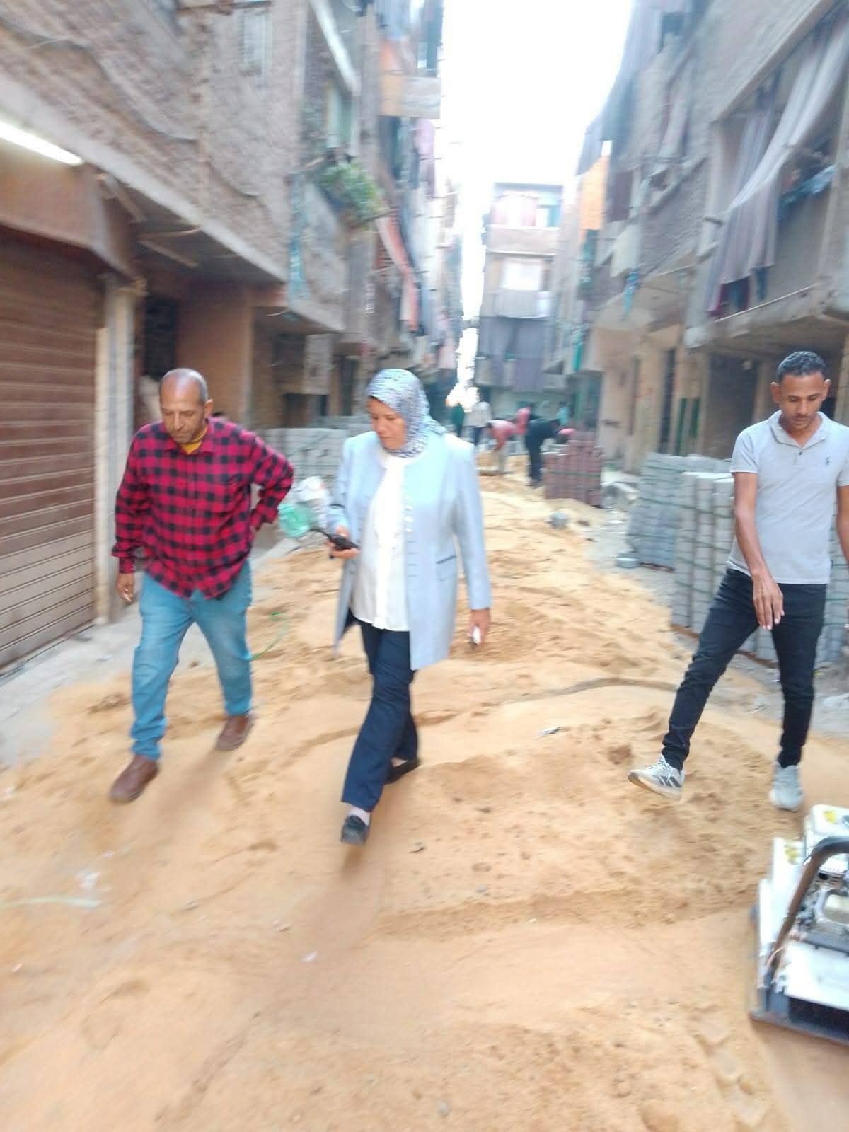 بعد سنوات من الانتظار بشارع حوض الرملة يتم ضع الإنترلوك