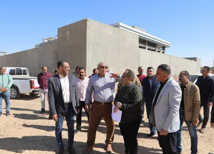 محافظ الوادي الجديد يبحث استغلال مساحة ١٣ ألف ٥١٤ م٢ داخل مدينة الخارجة  