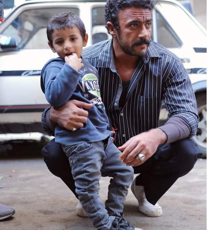 احمد العوضي بصحبة طفل  من كواليس مسلسلة الجديد ضرب نار