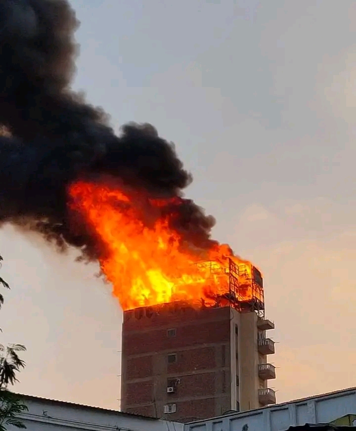الحماية المدنية تسيطر علي حريق نشب بروڤ من الخشب أعلي سطح عمارة سكنية بمحافظة سوهاج