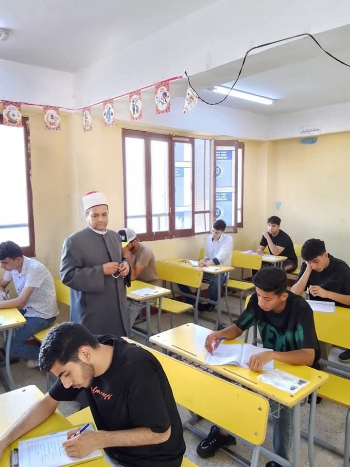 رئيس الإدارة المركزية لمنطقة الإسماعيلية الأزهرية يتابع امتحانات الشهادة الثانوية بإدارة القنطرة التعليمية