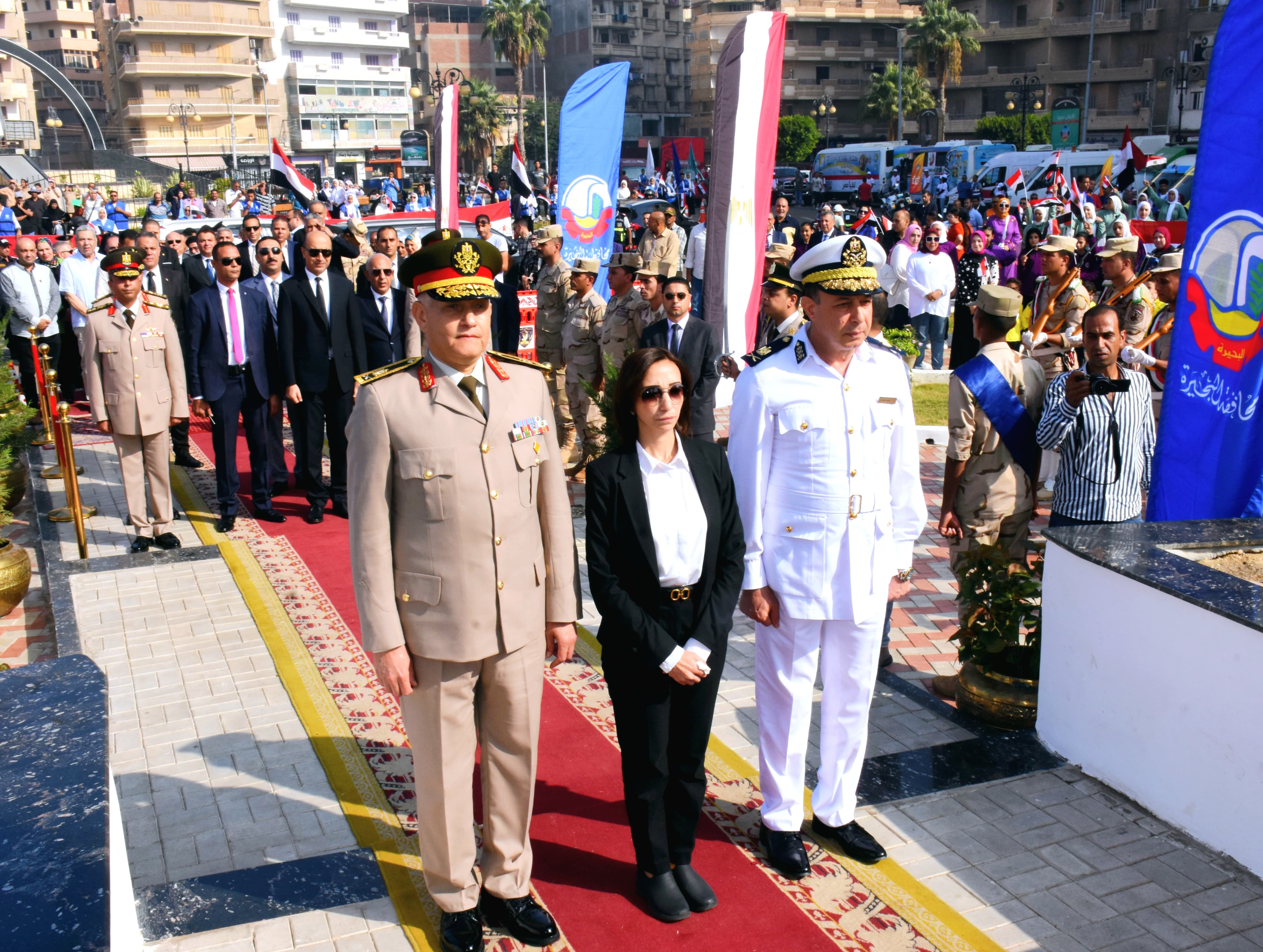 محافظ البحيرة تضع إكليلاً من الزهور على النصب التذكاري للجندي المجهول بدمنهور.