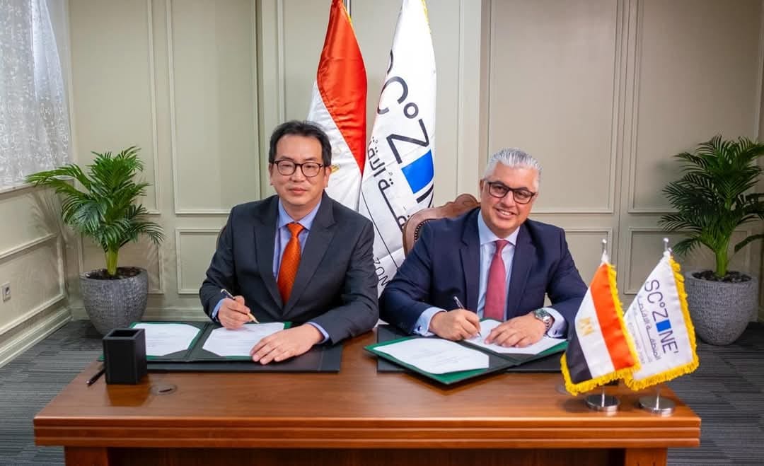 رئيس اقتصادية قناة السويس يوقع عقد 