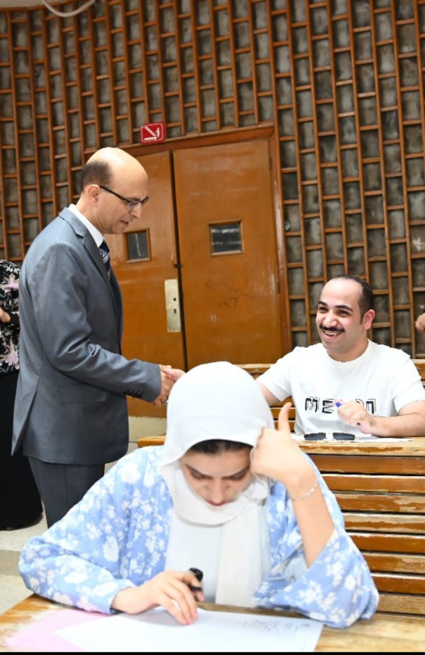 المنشاوي يتابع سير امتحانات الفصل الدراسي الثاني بكلية الآداب بجامعة أسيوط