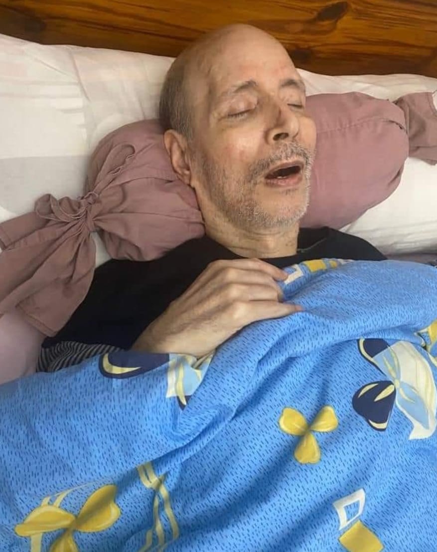فقد وزنه وشعره ٠٠ . صورة صادمة ل إيمان البحر درويش أظهرت تغير ملامحه وابنته تطلب له الدعاء 