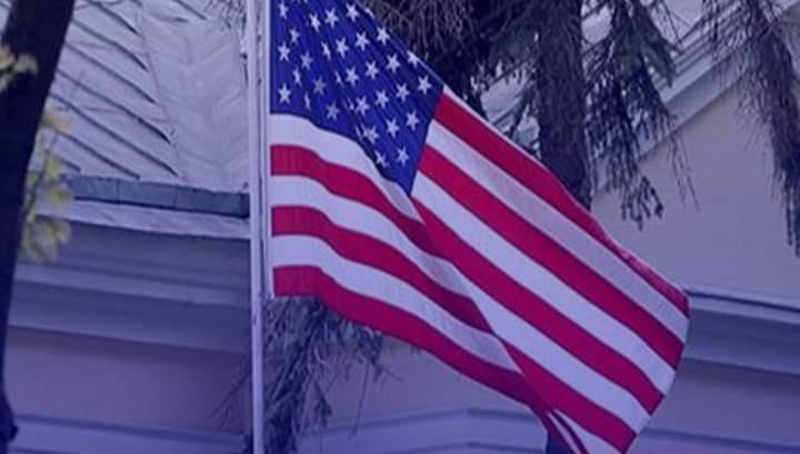 السفارة الأمريكية تحث مواطنيها علي مغادرة روسيا علي الفور 