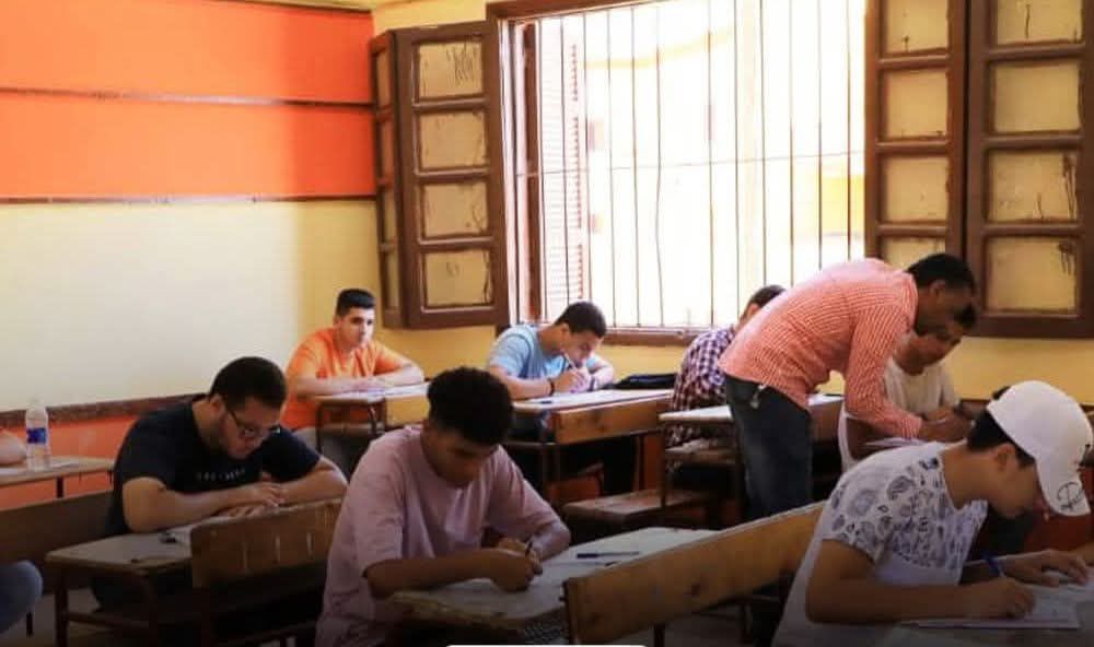 محاولة إنتحار طالبة اثناء امتحان اللغة العربية بالثانوية العامة