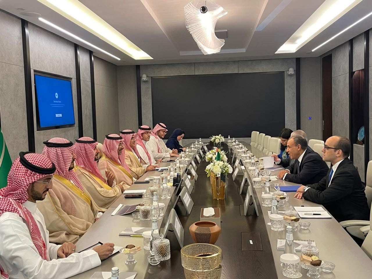 وزير الخارجية يلتقي وزير الصناعة السعودي لتعزيز التعاون الصناعي والاستثماري