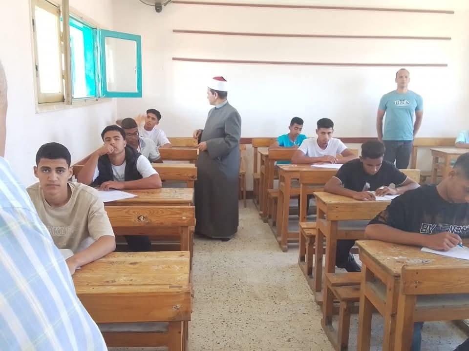 رئيس الإدارة المركزية لمنطقة الإسماعيلية الأزهرية يتابع سير امتحانات الثانوية الأزهرية بإدارة فايد التعليمية.
