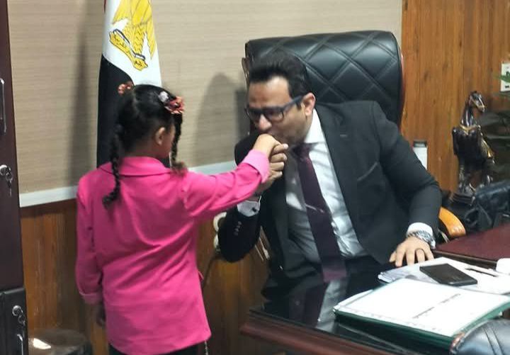 وكيل صحة سوهاج يستجيب لإستغاثة مواطن بشأن ابنته التي تعاني من فقدان السمع