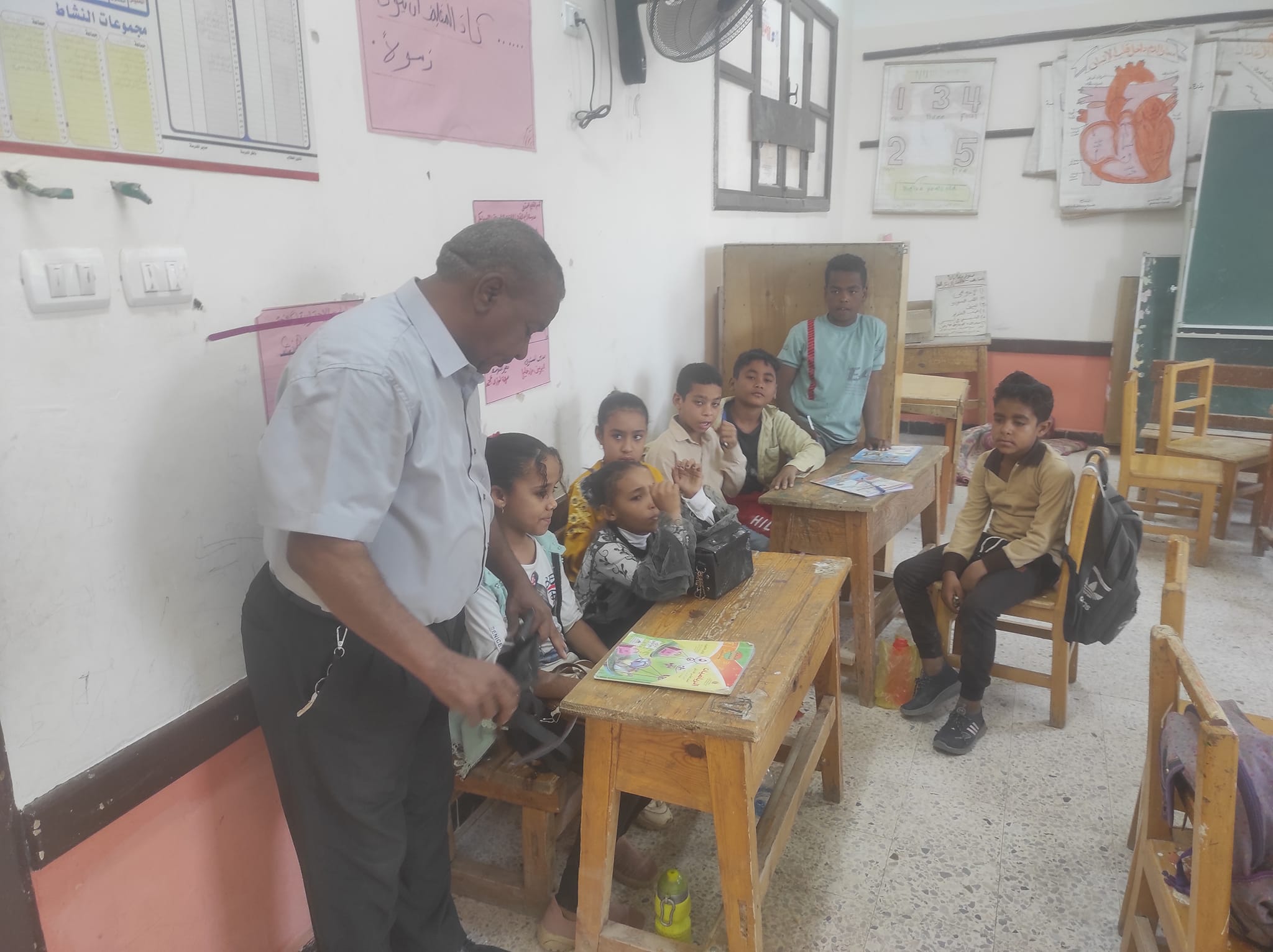 كوم امبو :يسرى دياب يتابع إنتظام سير العملية التعليمية بمدرسة ام القرى للتعليم المجتمعى 