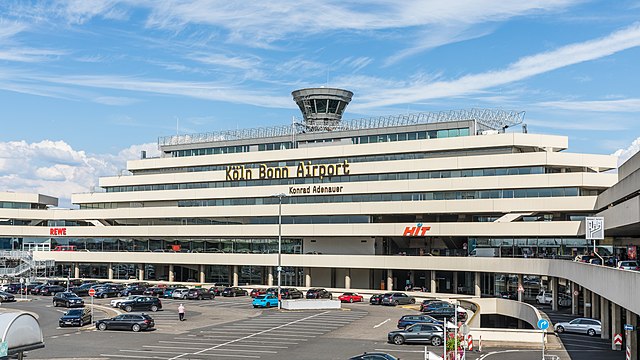 نشطاء مناخ يلصقون أنفسهم على مدرج مطار كولونيا
