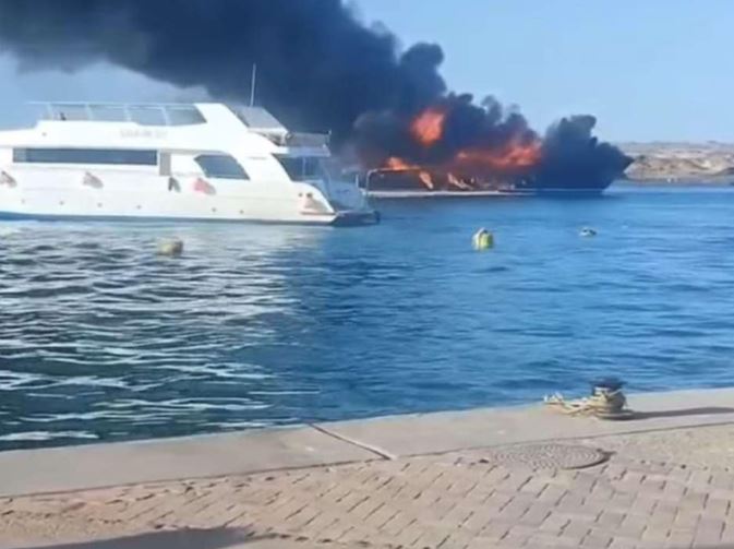 نشوب حريق في لنش سياحي بمارينا بورت غالب بمرسى علم دون إصابات