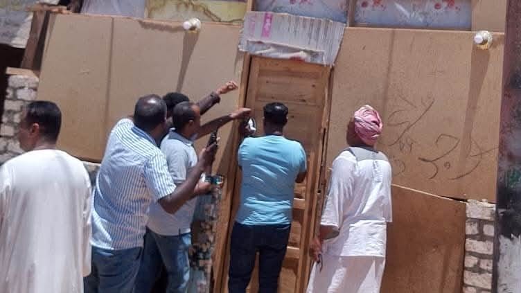 غلق وتشميع 35 محلًا وكافيهًا غير مرخص بإدارات أفارقة في أسوان تنفيذًا لتوجيهات المحافظ