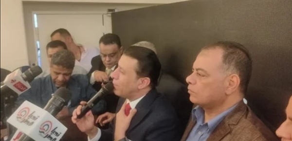 مصطفى كامل يكرم أشرف زكي وحسن إش إش ونخبه من رموز الموسيقيين  في مصر