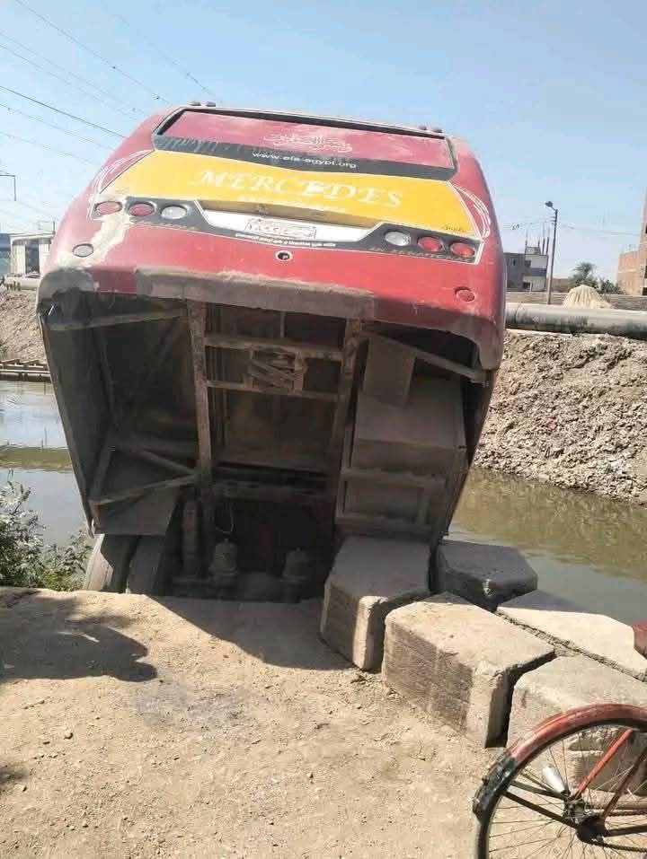 نجاة ركاب أتوبيس بعد سقوطه من أعلى كوبري شيخ الأربعين بأسيوط