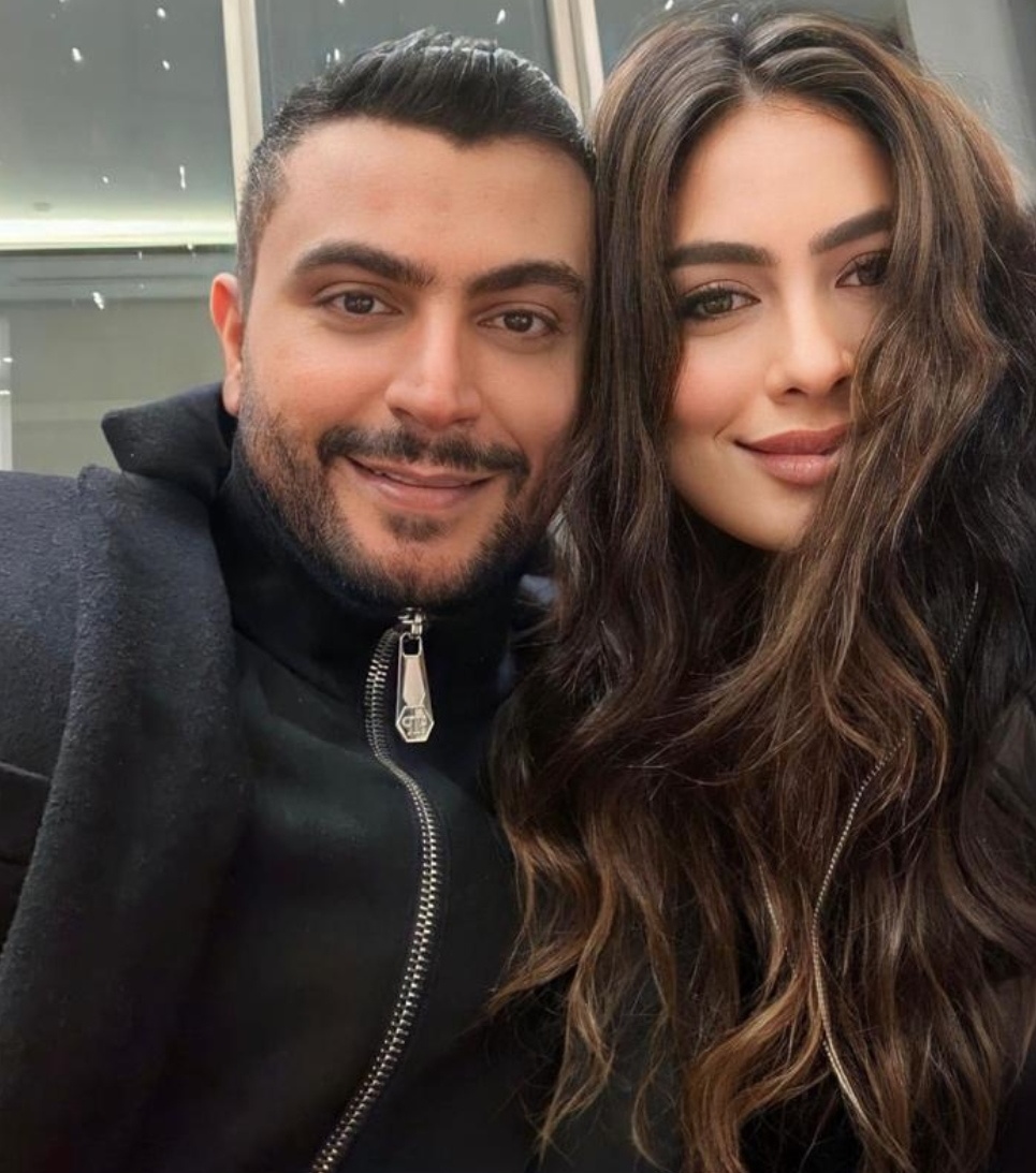 بصورة تجمعهما ٠٠ الفنانة هاجر أحمد تتغزل في زوجها  