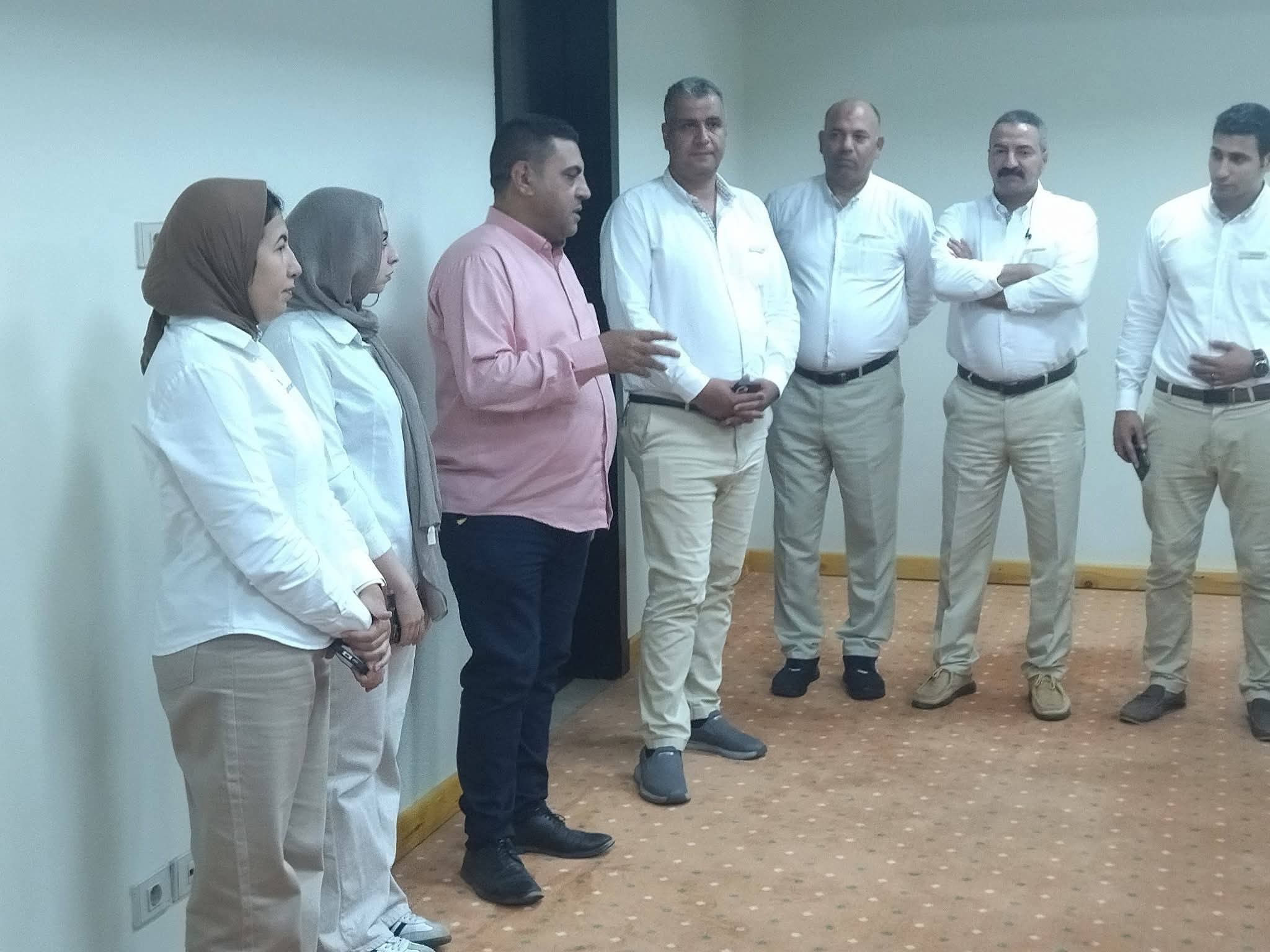 مدير عمل جنوب سيناء يتابع التجديدات والالتزام بساعات العمل بشرم الشيخ 