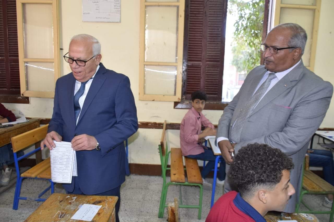 محافظ بورسعيد يتفقد سير انتظام امتحانات الشهادة الإعدادية بمدرسة القناة الاعدادية بنين 