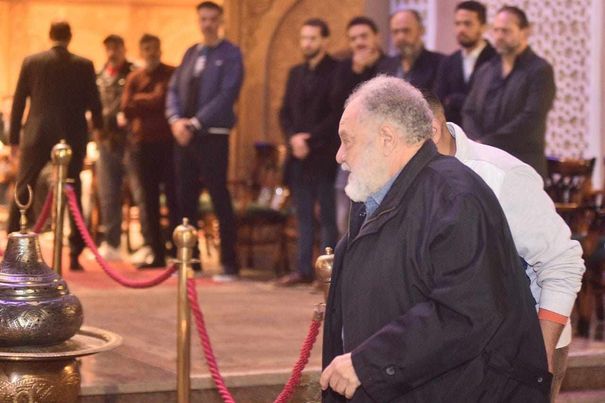 يحيى الفخراني ومنة شلبي وفيفي عبده يقدمون واجب العزاء في أشرف عبد الغفو