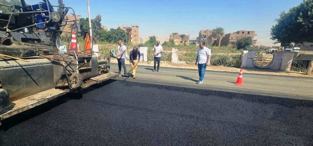 محافظ سوهاج يتابع أعمال الرصف بطريق أسيوط سوهاج الزراعي الشرقي بطول 7 كيلومتر بساقلتة