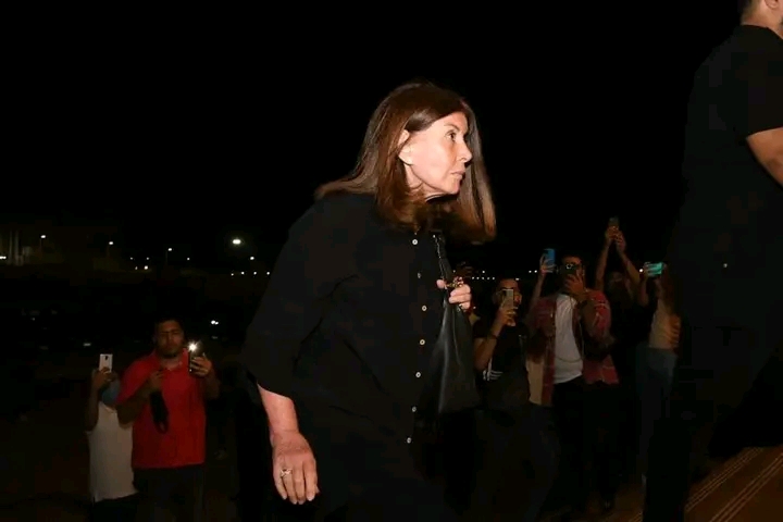 ميرفت أمين وسيمون يقدمان واجب العزاء فى والد مي كساب