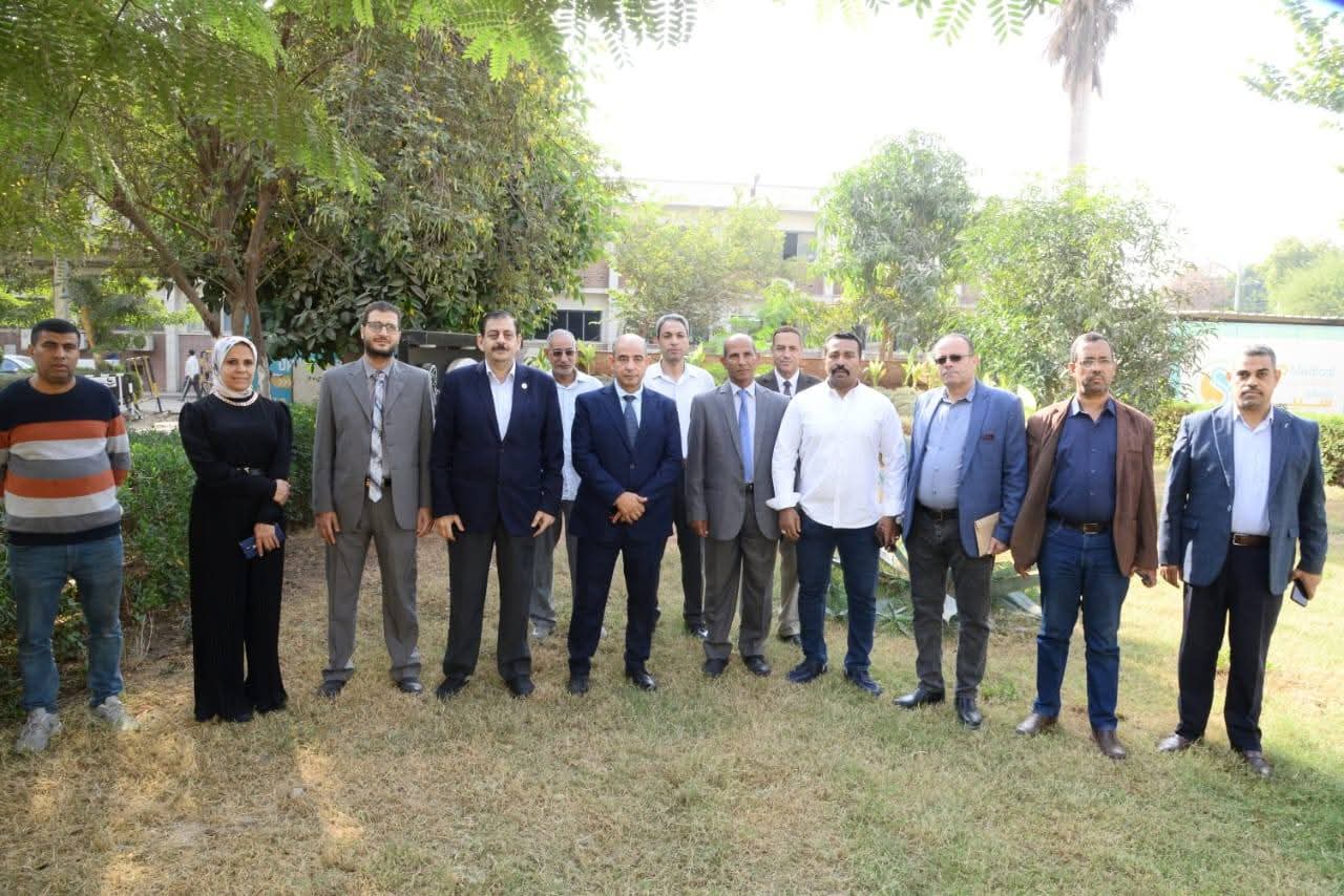 الأستاذ الدكتور خالد عبد العزيز مدير المستشفى الرئيسي يستقبل الأستاذ الدكتور محمد عدوي نائب رئيس الجامعة لشئون خدمة المجتمع وتنمية البيئة