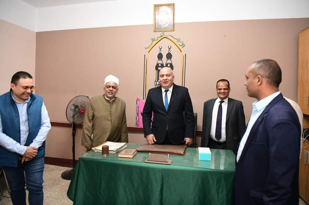 محافظ قنا ونائبه يتفقدان مقار اللجان الانتخابية